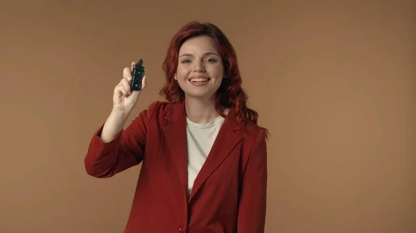 一个惊讶的 快乐的 活跃的年轻女子手里拿着一把汽车钥匙 对这次购买表示出纯粹的喜悦 汽车销售商 经销商 网上资源广告 — 图库照片