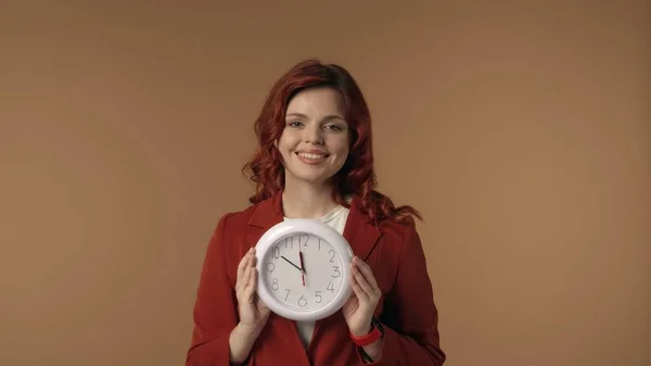 Tiro Isolado Médio Uma Jovem Satisfeita Feliz Ativa Segurando Relógio — Fotografia de Stock