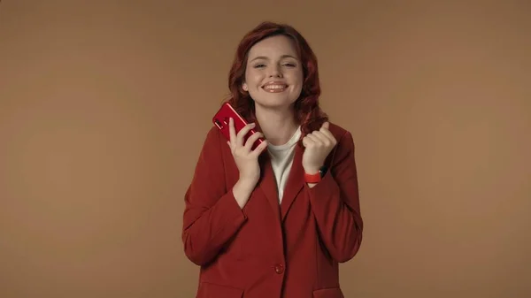 一个年轻女子手里拿着智能手机 对收到的好消息做出了愉快的反应 这是她拍的一张中等离谱的照片 成功的交易 商业广告 — 图库照片
