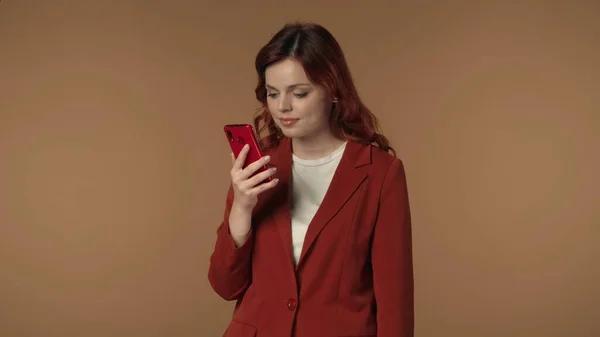 Plano Medio Aislado Una Mujer Joven Mirando Teléfono Enviando Mensajes —  Fotos de Stock