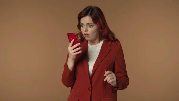 彼女の手でスマートフォンを握っている女性の中程度の隔離されたショットは 否定的な反応 メッセージ ショックと失望のニュースに反応します 契約に失敗しました ビジネス広告 — ストック写真