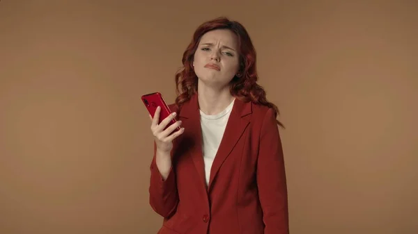 一个手里拿着智能手机的女人以震惊和失望的心情对消极的反应 新闻做出了中等的孤立的反应 失败的交易 商业广告 — 图库照片