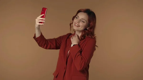 Medium Isolerad Bild Ung Kvinna Som Håller Smartphone Handen Gör — Stockfoto