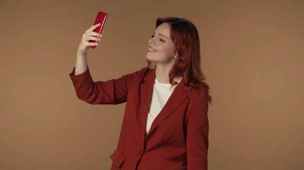 Medium Geïsoleerde Opname Van Een Jonge Vrouw Met Een Smartphone — Stockfoto