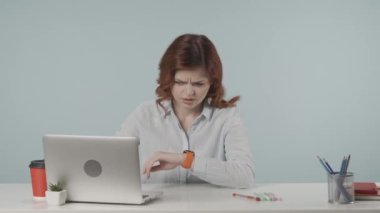 Saatine bakan genç bir kadının uzun bir çalışma gününden dolayı üzgün ve tedirgin olduğu bir video. Sonra kahvesini yudumluyor ve yorgun bir bakışla eline yaslanıyor. HDR BT2020