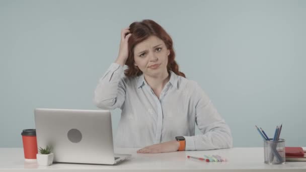 비디오의 여자의 그녀의 머리를 프레임에서 무언가에 그녀의 손가락을 가리키는 창조적인 — 비디오