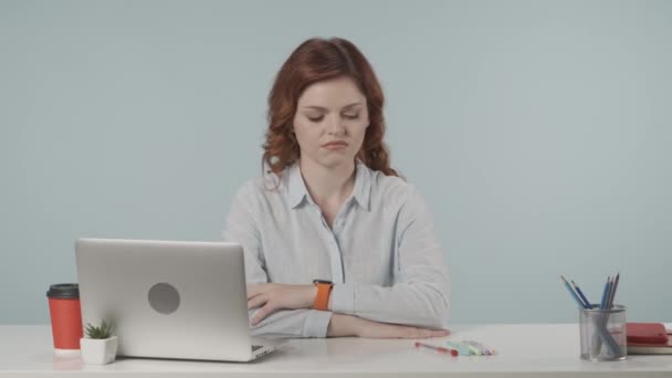 Genç Mükemmeliyetçi Bir Kadının Kalemlerine Hoşnutsuz Bir Bakışla Baktığı Sonra — Stok video