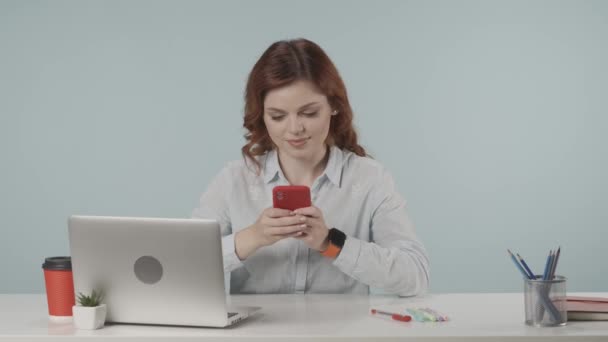 一段中等隔离的视频 一个年轻女人看着她的手机 微笑着 然后用手指指指屏幕 竖起大拇指表示认可 创意商务内容或广告 Hdr — 图库视频影像