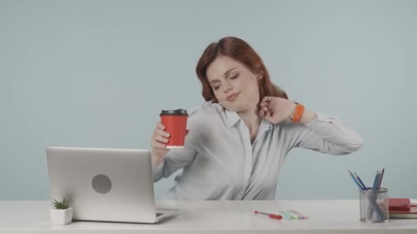 Среднее Изолированное Видео Молодая Сонная Уставшая Женщина Растягивается Пьет Кофе — стоковое видео