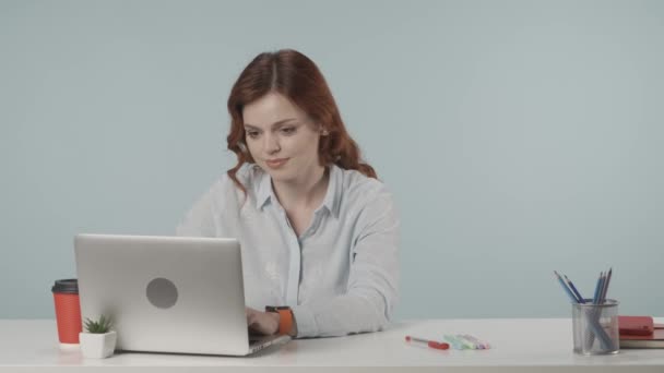 一个满意的 快乐的和轻松的年轻女子平静地在笔记本电脑上工作 然后靠在她的手上 开心地对着相机微笑的中等隔离视频 高效和成功的工作 Hdr Bt2020 — 图库视频影像
