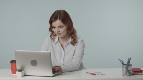 一个心满意足 轻松的年轻女子在笔记本电脑上工作 然后震惊地看着手表 冲出桌子的中等隔离视频 时间管理 课程或应用程序广告 — 图库视频影像
