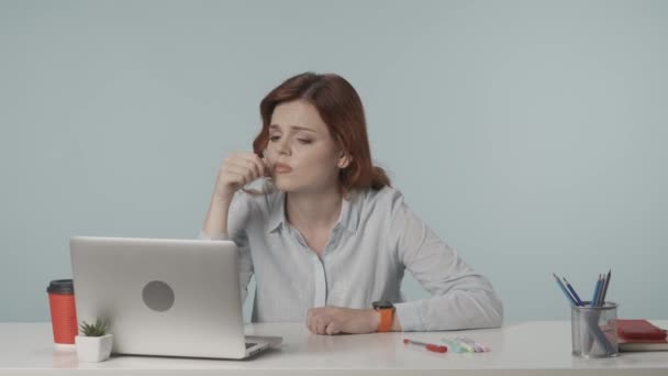Medium Isolated Video Stressed Nervous Young Woman Looking Screen Her — Stock Video