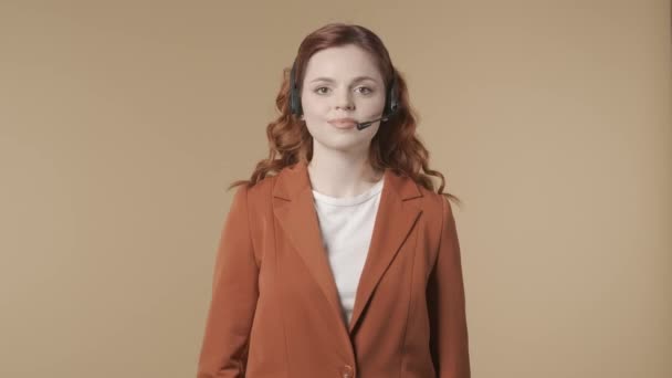 Średni Odizolowany Film Szczęśliwej Zrelaksowanej Młodej Kobiety Słuchawkach Call Center — Wideo stockowe