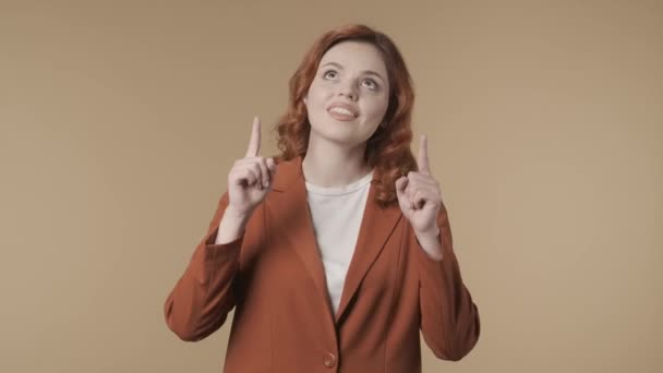 Medium Izolowane Wideo Zadowolonej Szczęśliwej Aktywnej Młodej Kobiety Wskazującej Palcami — Wideo stockowe