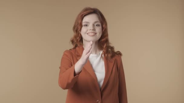Medium Izolowane Wideo Zadowolonej Szczęśliwej Aktywnej Młodej Kobiety Podającej Rękę — Wideo stockowe