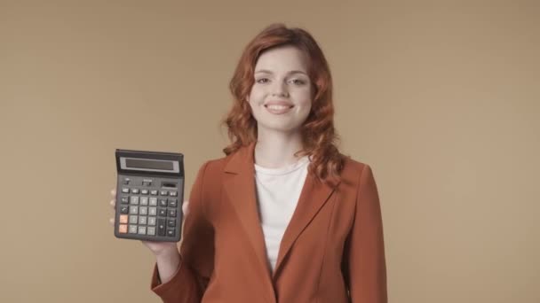 Среднее Изолированное Видео Радостной Расслабленной Молодой Женщины Калькулятором Руке Женщина — стоковое видео