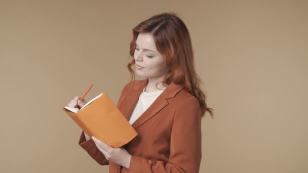 Vidéo Isolée Moyenne Une Jeune Femme Satisfaite Heureuse Active Écrivant — Video