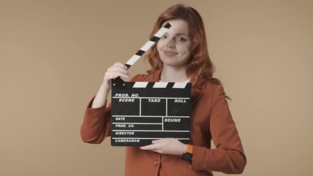 Medium Geïsoleerde Video Tevreden Gelukkig Ontspannen Jonge Vrouw Met Een — Stockvideo