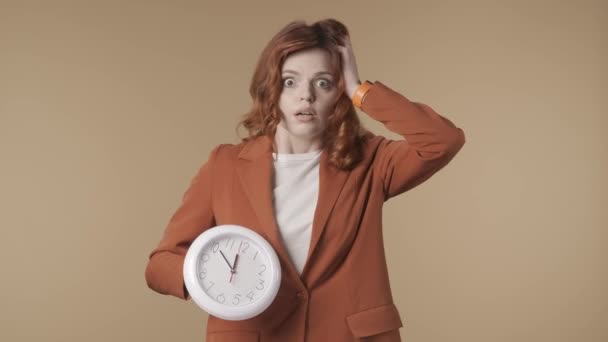 衝撃を受け 心配した若い女性が時計を見て頭を揺さぶった中立孤立したビデオ 彼女は時間について混乱し 遅刻している ビジネスコンテンツや広告 タイムマネジメント — ストック動画