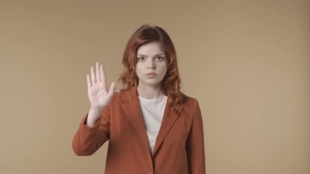 그녀의 손으로 기호를 보여주는 불만족 여성의 비디오 표현하는 창조적인 Hdr — 비디오