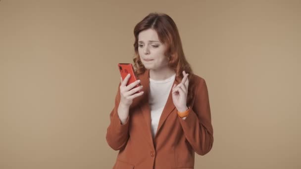 Vidéo Chemin Isolée Une Jeune Femme Tenant Smartphone Dans Main — Video