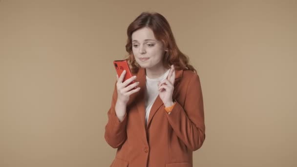 一段中等隔离的视频 一个女人手里拿着智能手机 交叉着手指等待答案 然后悲伤地对消极的反应作出反应 失败的交易 商业广告 Hdr — 图库视频影像