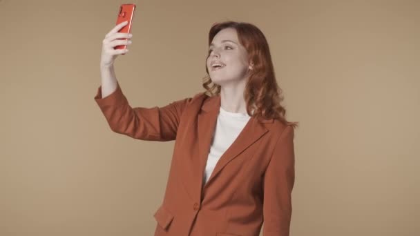 Medium Geïsoleerde Video Van Een Jonge Vrouw Die Een Smartphone — Stockvideo