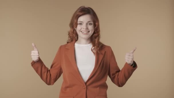 Медиум Изолированное Видео Довольная Счастливая Активная Молодая Женщина Дает Большой — стоковое видео