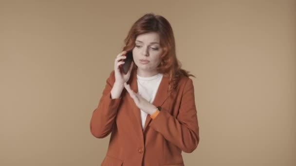 Střední Izolované Video Rozzlobené Nespokojené Mladé Ženy Citově Mluvící Telefonu — Stock video