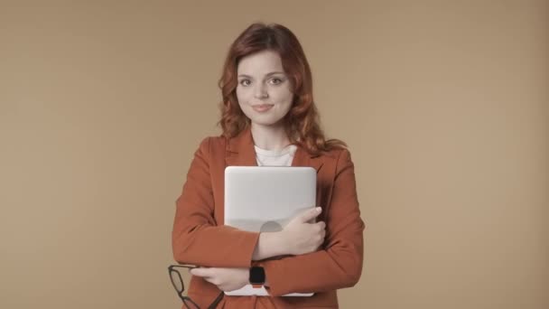 一个满意的 快乐的和活跃的年轻女子手里拿着笔记本电脑和眼镜的中等隔离视频 女人在镜头前笑着 商业内容或广告 Hdr Bt2020 Hlg Material — 图库视频影像