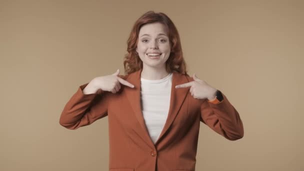 긍정적 뉴스에 자신에 손가락을 가리키는 행복하고 활발한 여성의 비디오 여자는 — 비디오