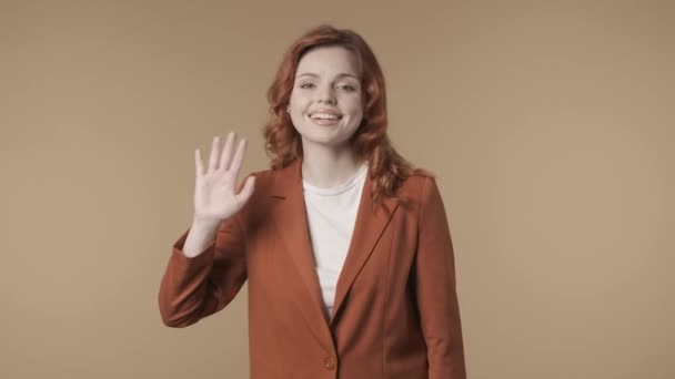 Среднее Изолированное Видео Довольной Счастливой Активной Молодой Женщины Машущей Рукой — стоковое видео