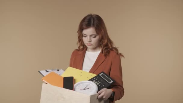 Hüzünlü Acıklı Acıma Dolu Genç Bir Kadının Ofisten Eşyalarını Alıp — Stok video