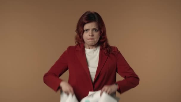 Среднее Изолированное Видео Недовольной Напряженной Молодой Рыжей Женщины Бросающей Бумажную — стоковое видео