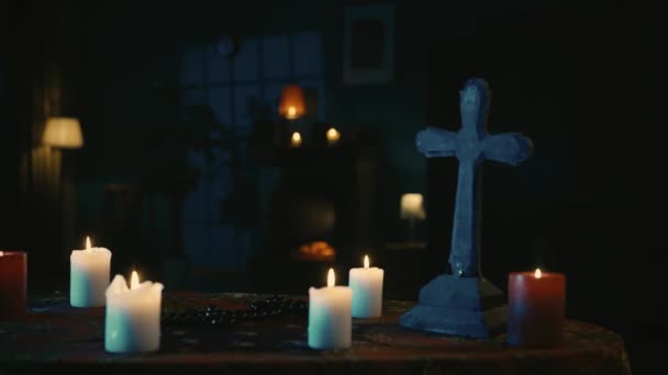 视频记录了一张桌子上有神奇的工具 十字架和珠子 摄像机移到侧面 显示一个女性的轮廓 鬼魂站在窗前 创意内容 — 图库视频影像