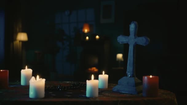Відео Захоплення Столу Магічними Інструментами Ньому Свічки Хрест Намистини Камера — стокове відео