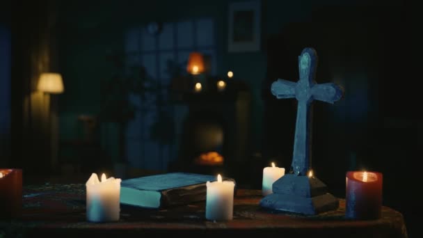 视频记录了一张桌子 上面有神奇的工具 十字架和一本书 一个牧师的形象慢慢地拿着烛台走进了画框 神秘的仪式和仪式 万圣节主题 — 图库视频影像