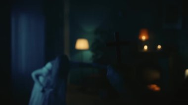 Elinde bıçakla ele geçirilmiş bir kadın, hayalet ve varlığa yaklaşan bir rahibin videosu. Şeytan çıkarıcı elinde bir haç tutuyor, titreyerek paranormal yaratığı kaçırıyor. Yaratıcı içerik, Cadılar Bayramı