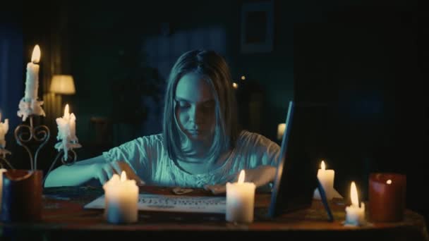 Video Ung Kvinna Som Sitter Vid Bordet Och Har Ouija — Stockvideo