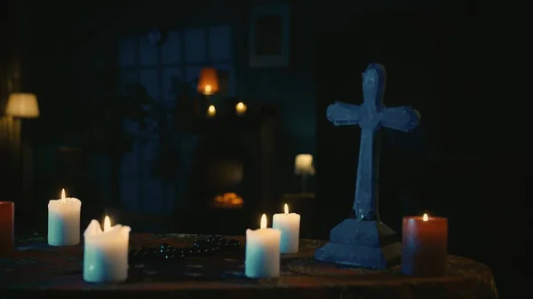 Schot Die Een Tafel Met Magisch Gereedschap Vastlegde Kaarsen Kruis — Stockfoto