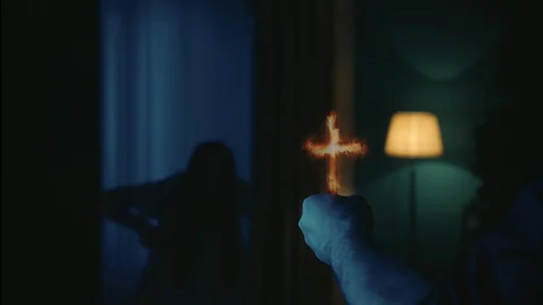 ブレイクを捕まえたショット ゴースト エンティティ ハンティング シェイク 司祭はその生き物を恐れ 燃える十字架を手にしています クリエイティブコンテンツ ハロウィーンテーマ — ストック写真