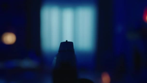 Вид Від Першої Особи Руку Пістолетом Рука Чоловіка Тримає Пістолет — стокове відео
