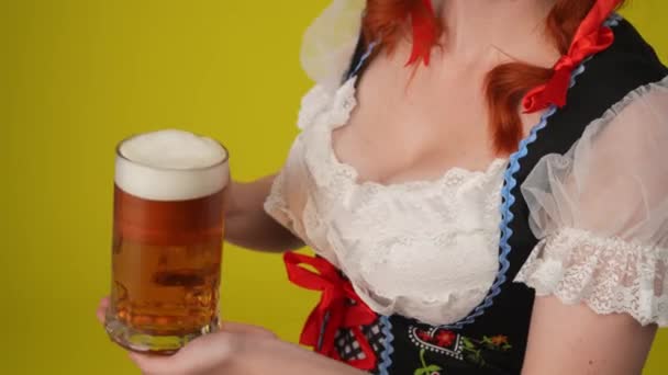 Närbild Gul Bakgrund Isolerad Video Oigenkännlig Ung Tysk Kvinna Servitris — Stockvideo