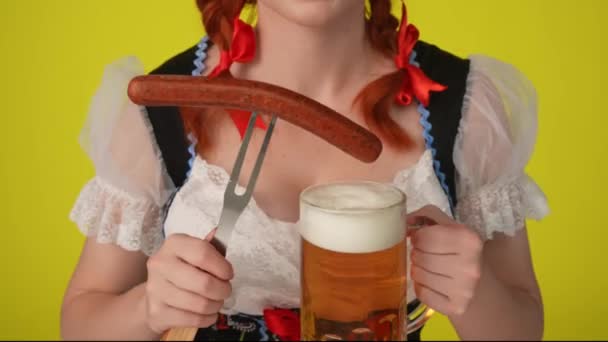 Zblízka Žluté Pozadí Izolované Video Nerozpoznatelné Mladé Německé Ženy Servírky — Stock video