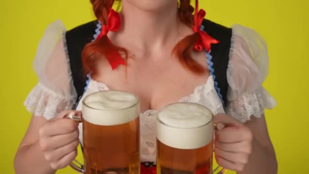 Zblízka Žluté Pozadí Izolované Video Nerozpoznatelné Mladé Německé Ženy Servírky — Stock video