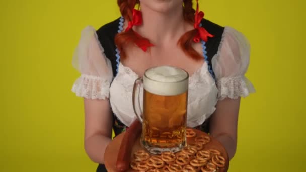 Close Yellow Background Isolated Video Unrecognizable Young German Woman Waitress — Stock Video