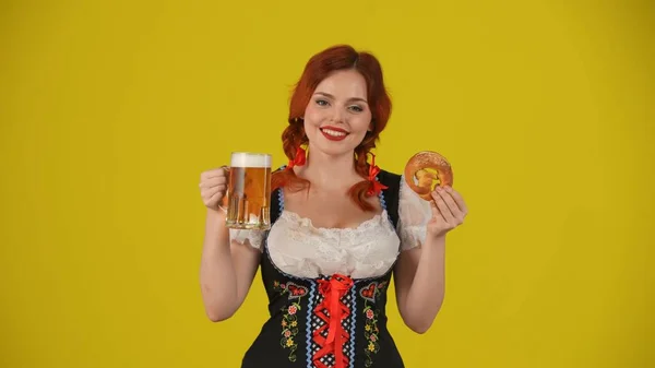 Середньо Жовтий Фон Ізольований Знімок Молодої Німецької Жінки Офіціантки Традиційному — стокове фото