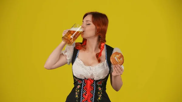 Middelgele Achtergrond Geïsoleerde Opname Van Een Jonge Duitse Vrouw Serveerster — Stockfoto