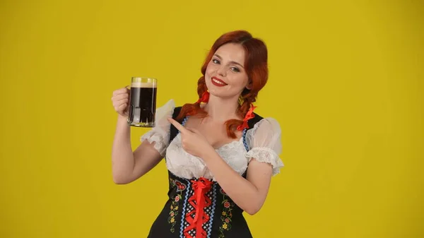 Middelgele Achtergrond Geïsoleerde Opname Van Een Jonge Duitse Vrouw Serveerster — Stockfoto