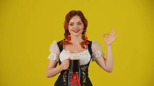 Mittelgelber Hintergrund Isolierte Aufnahme Einer Jungen Deutschen Frau Kellnerin Traditioneller — Stockfoto